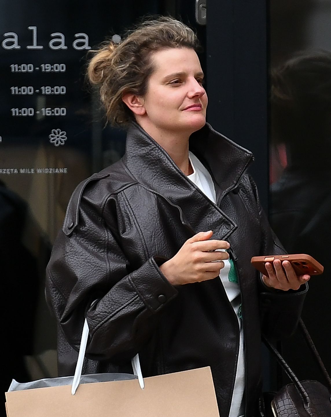 Zofia Zborowska buszuje po sklepach