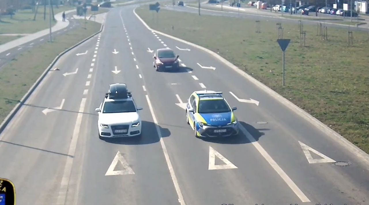 Policyjna eskorta w drodze na porodówkę. Pomogli legniccy policjanci