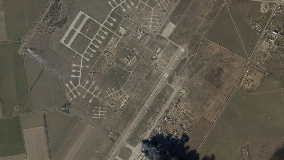 Ukraina - archIn this satellite picture from Planet Labs PBC, fire and smoke is seen at Kherson International Airport and Air Base in Kherson, Ukraine, Tuesday, March 15, 2022. A suspected Ukrainian strike on the air base damaged Russian helicopters and vehicles Tuesday. (Planet Labs PBC via AP)Planet Labs PBC