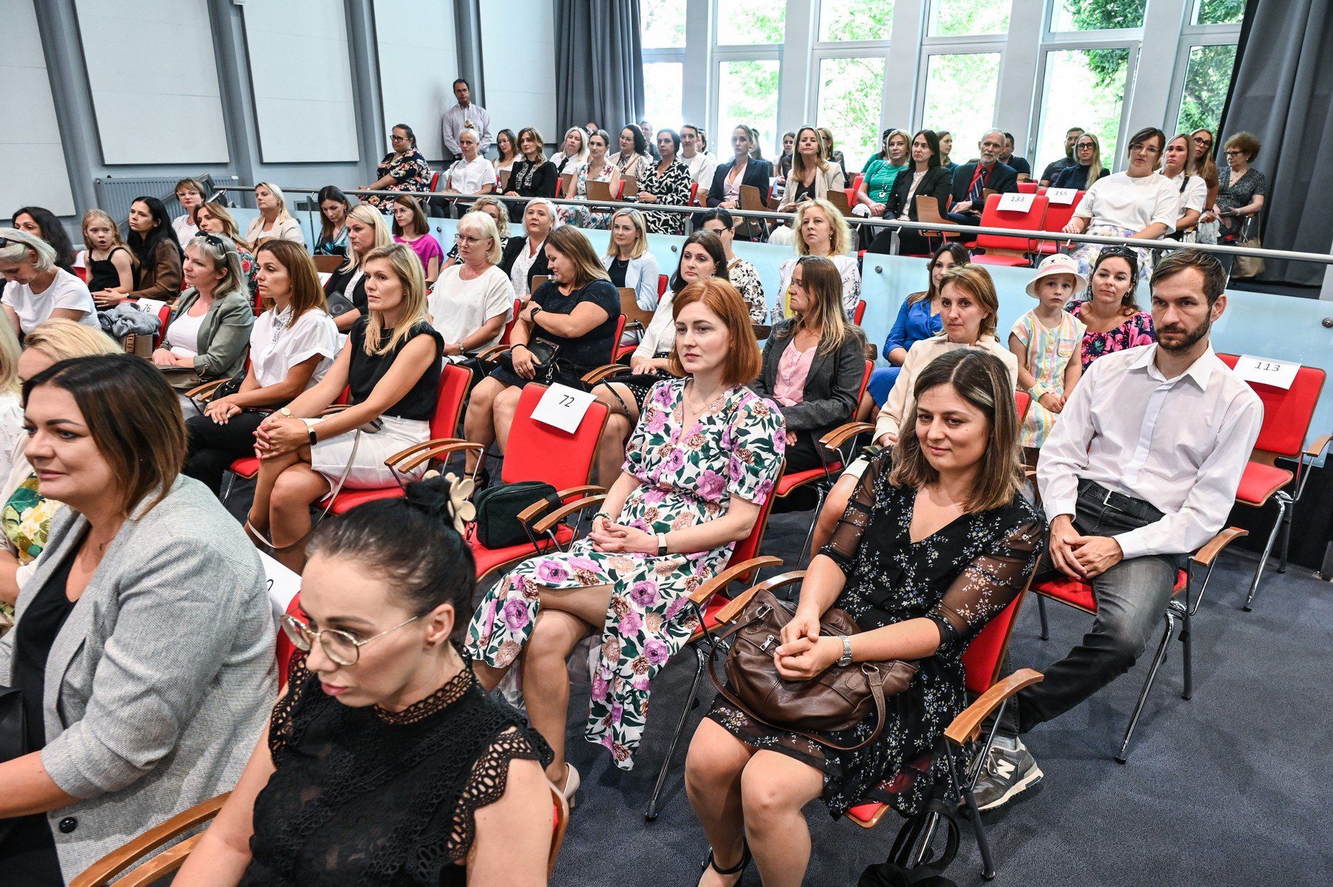 Aż 187 nauczycieli z rejonu bydgoskiego odebrało w czwartek (28 sierpnia) akty nadania stopnia nauczyciela dyplomowanego.W czasie gali uhonorowano pedagogów zatrudnionych w szkołach i placówkach oświatowych w Bydgoszczy oraz na terenie powiatów: bydgoskiego, inowrocławskiego, nakielskiego, mogileńskiego, sępoleńskiego, świeckiego, tucholskiego oraz żnińskiego.