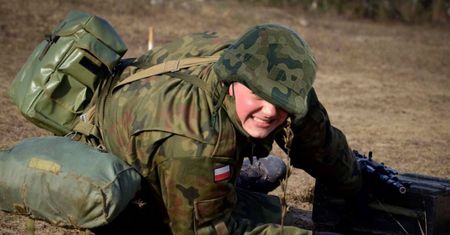 Szczegół na zdjęciach polskich żołnierzy. "Śmiać się czy płakać?"