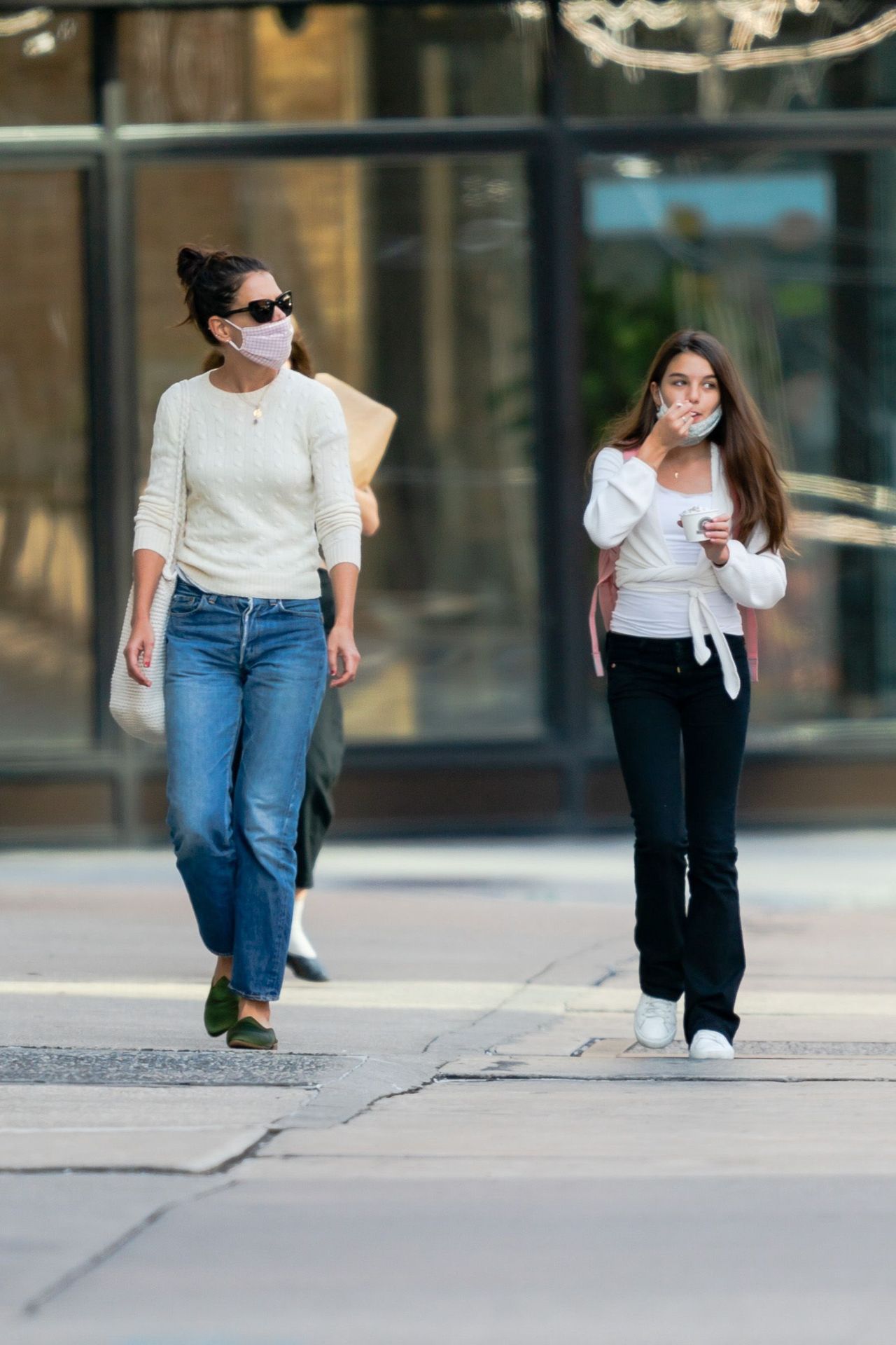 NEW YORK, NEW YORK - SEPTEMBER 08: Katie Holmes and Suri Cruise are seen on September 08, 2020 in New York City. (Photo by Gotham/GC Images)