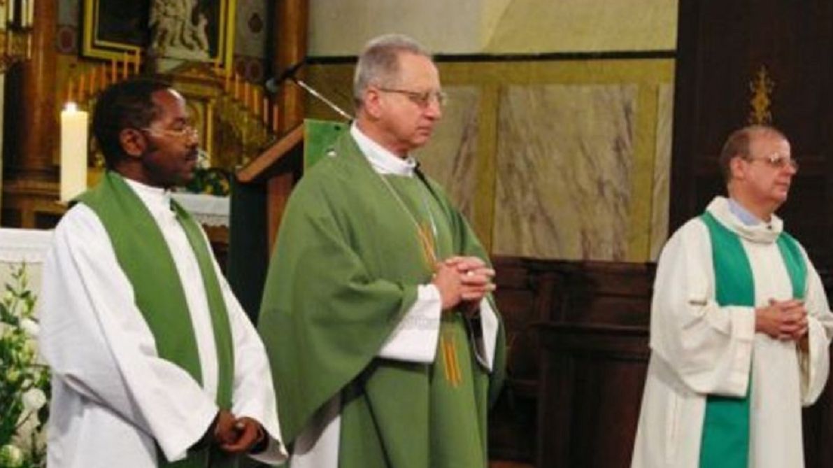 Marcel Hitayezu (pierwszy po lewej) jest oskarżony o udział w ludobójstwie.