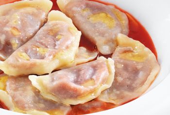 Tak przygotuj farsz na pierogi z rabarbarem. Nie wypłynie podczas gotowania