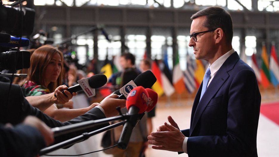 Posiedzenie Rady Europejskiej w BrukseliPoland's Prime Minister Mateusz Morawiecki talks to press as she arrives for the first day of a special meeting of the European Council at The European Council Building in Brussels on May 30, 2022. (Photo by JOHN THYS / AFP)JOHN THYS