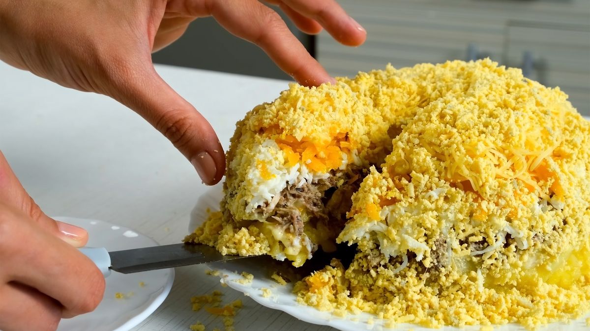 Sałatkę mimozę można odchudzić dodając jogurt zamiast majonezu