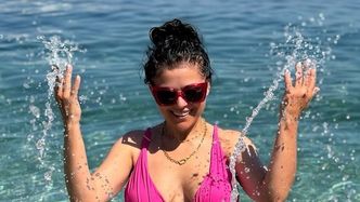 Katarzyna Cichopek na wakacjach dokazuje i sylwetkę w różowiutkim kostiumie prezentuje