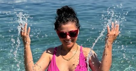 Katarzyna Cichopek na wakacjach dokazuje i sylwetkę w różowiutkim kostiumie prezentuje