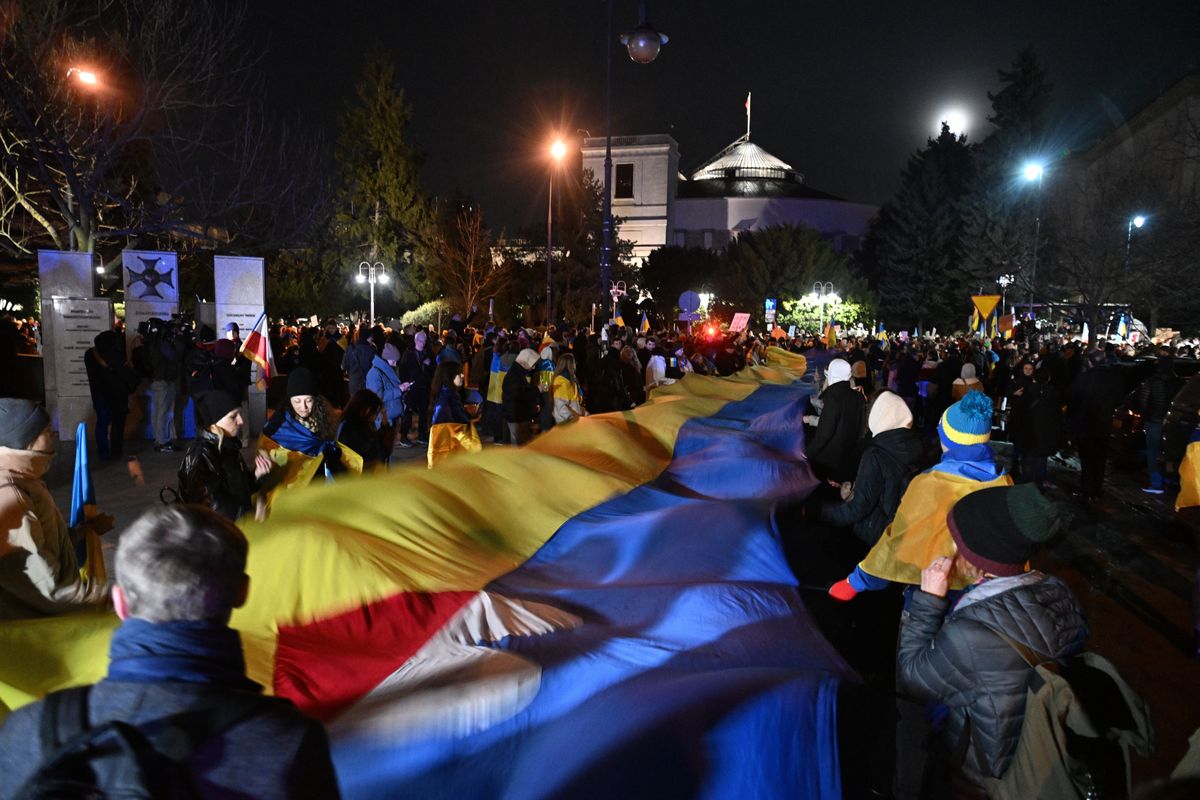 Demonstracja przed Sejmem w Warszawie, w drugą rocznicę rosyjskiej agresji na Ukrainę.  
