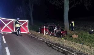 Makabra na drodze pod Lublinem. 23-latek rozbił się na drzewie