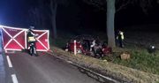 Makabra na drodze pod Lublinem. 23-latek rozbił się na drzewie