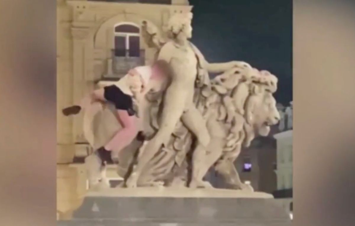 Turysta łamie pomnik przed kultowym budynkiem 