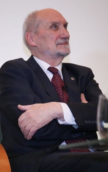 Komisja Macierewicza nadal obraduje. Wiceminister MON odpowiada