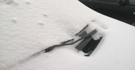 Marznący deszcz jest dla kierowców gorszy niż śnieg. Ważne jest oczyszczenie szyb