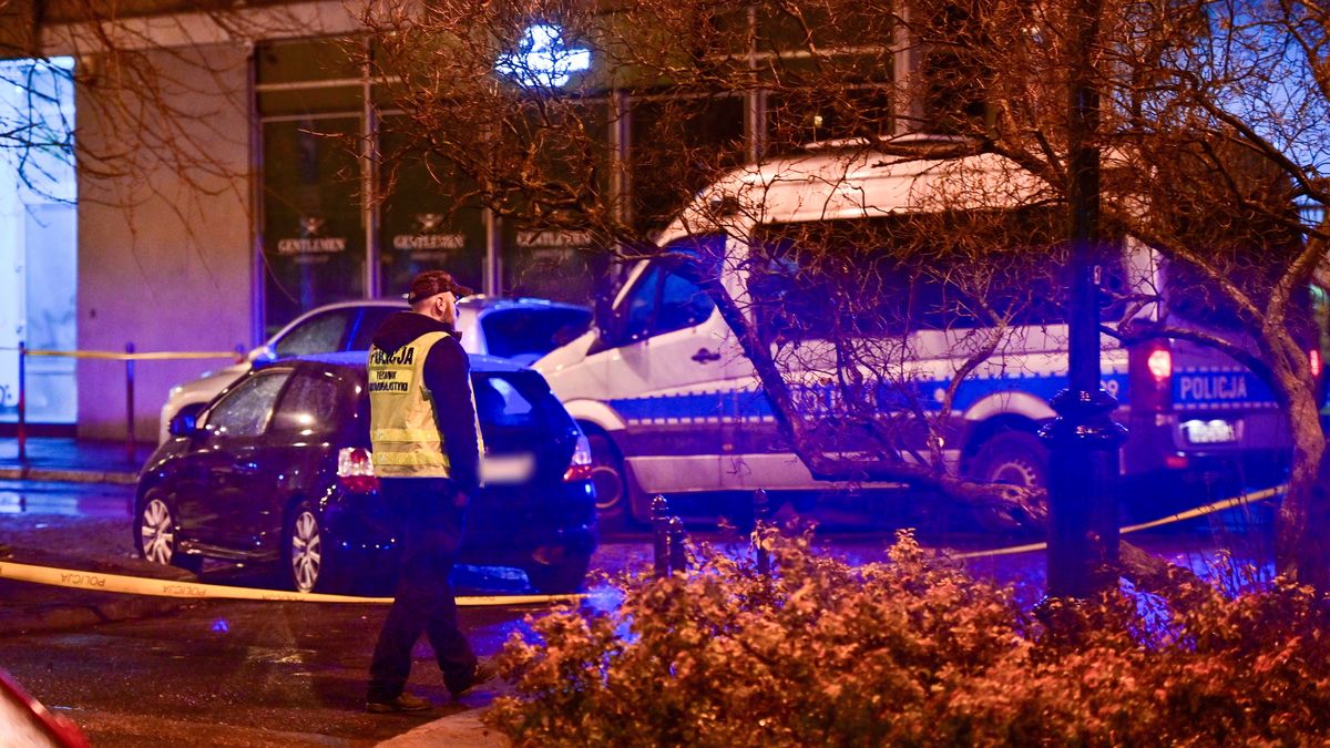 akcja policji
Krak�w 20.12.2024. Akcja policji w centrum Krakowa, 20 bm. W Krakowie trwa ob�awa za m�czyznami, kt�rzy w trakcie policyjnej interwencji mieli skierowa� bro� paln� w stron� policjanta. Po oddaniu strza��w przez funkcjonariuszy podejrzewani uciekli. (jm) PAP/Art Service ***Do tego materia�u zdj�ciowego dost�pna jest r�wnie� depesza w systemie CSI, pt.: Krak�w/ Ob�awa za m�czyznami podejrzewanymi o posiadanie broni palnej***
Art Service
akcja, auto, ob�awa, policja, strzelanina