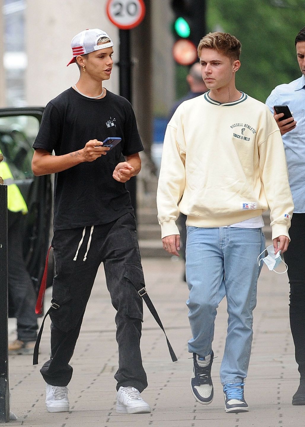 Romeo Beckham mknie przez Londyn w Maserati za pół miliona