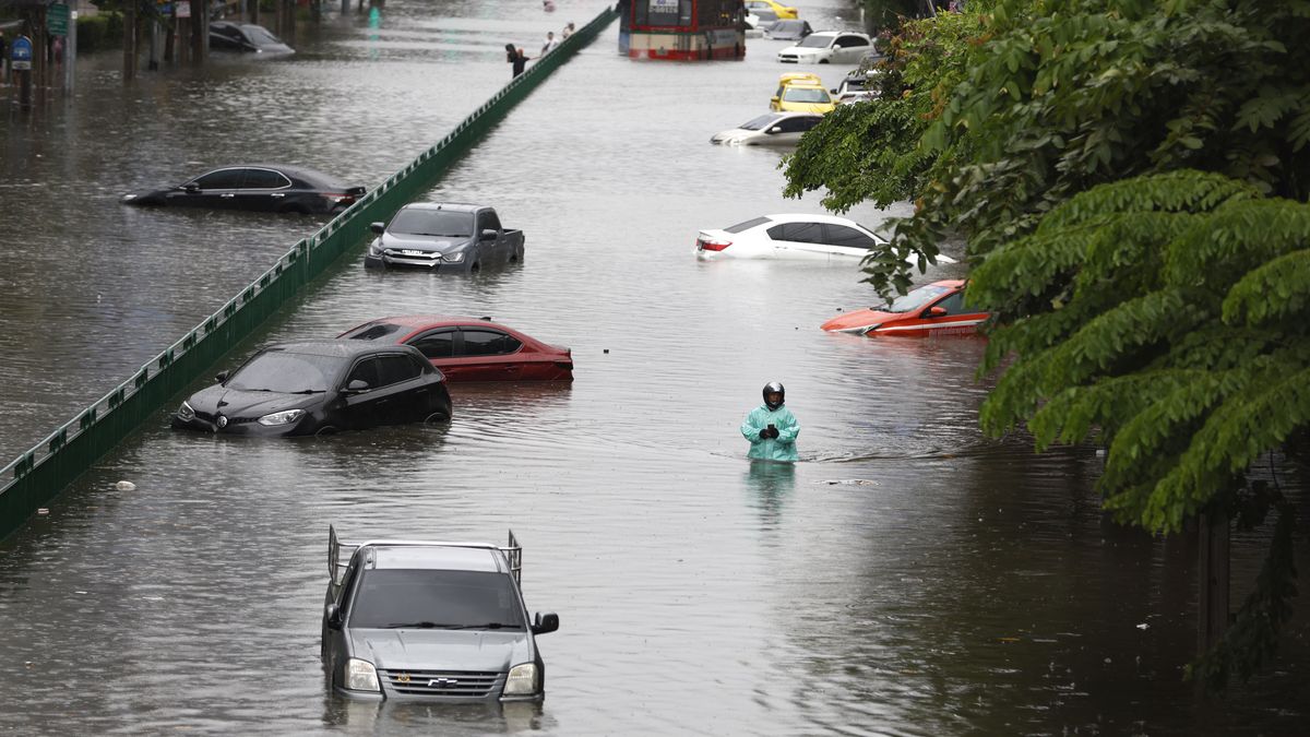 A motorist wades through floodwater as submerged vehicles are abandoned during a downpour on a flooded major street, Phetchaburi Road in Bangkok, Thailand, 26 September 2026. All 50 districts in Bangkok have been declared flood disaster zones following the non-stop heavy downpour caused by a strong low-pressure system combined with seasonal monsoon patterns. EPA/RUNGROJ YONGRIT Dostawca: PAP/EPA.