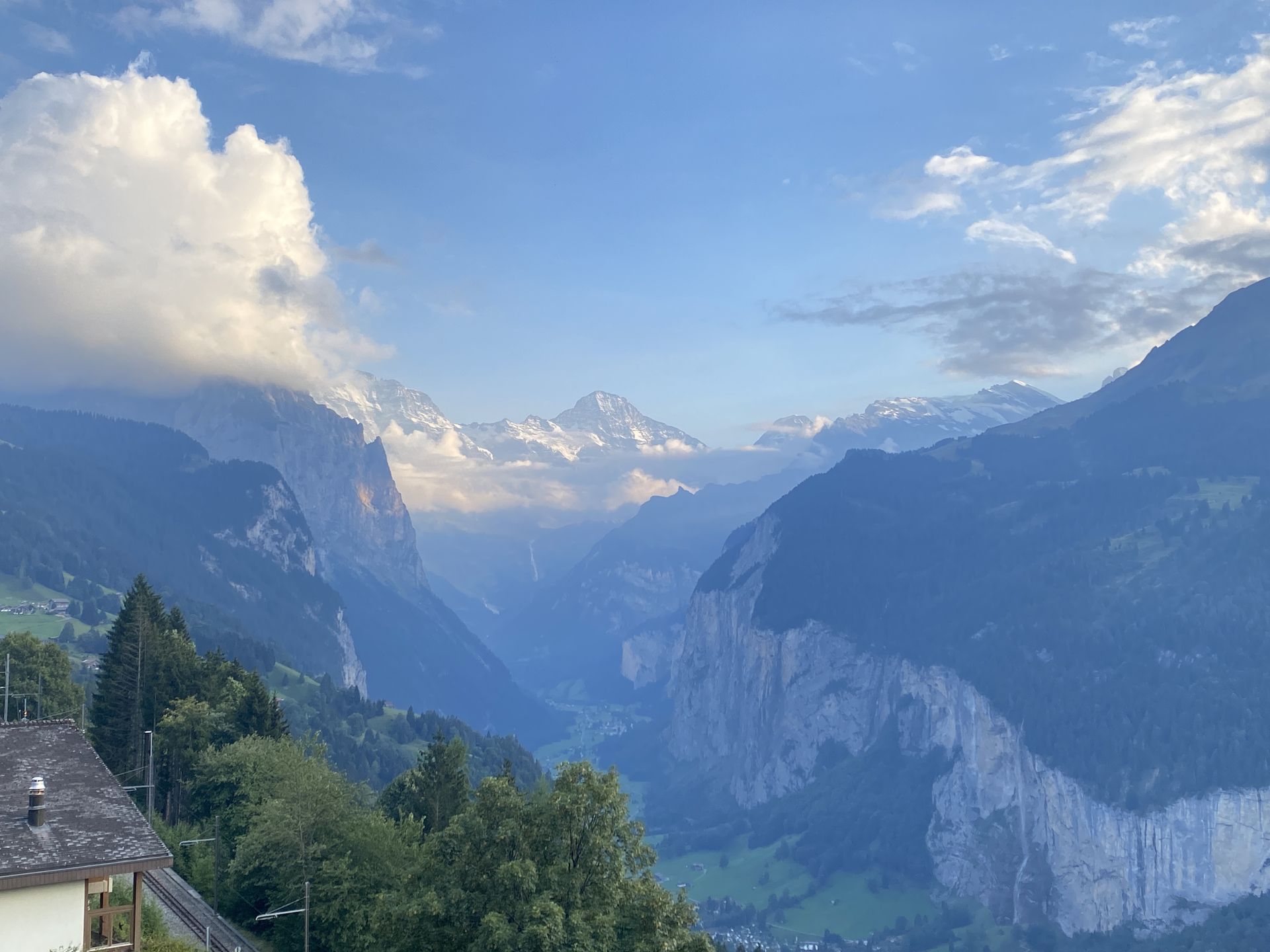 Podróż kamperem po Szwajcarii – dolina Lauterbrunnen