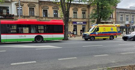 Groźny upadek w autobusie na ul. Zamojskiej. Interweniowało pogotowie | ZDJĘCIA