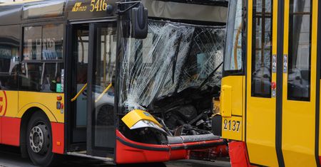 Zderzenie tramwajów i autobusu. Wypadek w Warszawie