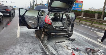 Policjanci z Jędrzejowa ugasili płonący samochód w Nowinach. Nikt nie ucierpiał