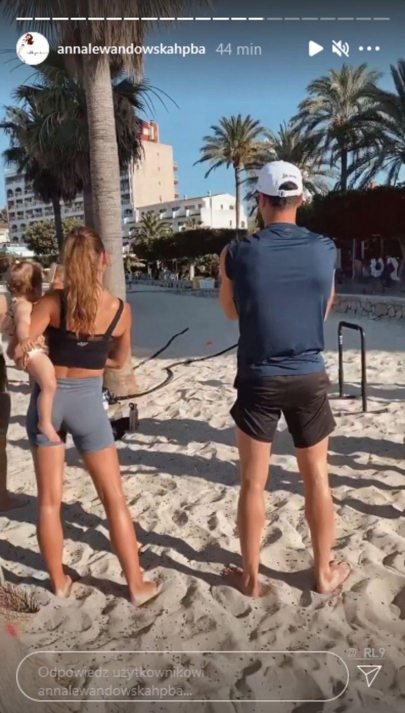 Anna i Robert Lewandowscy trenują na plaży w towarzystwie córek