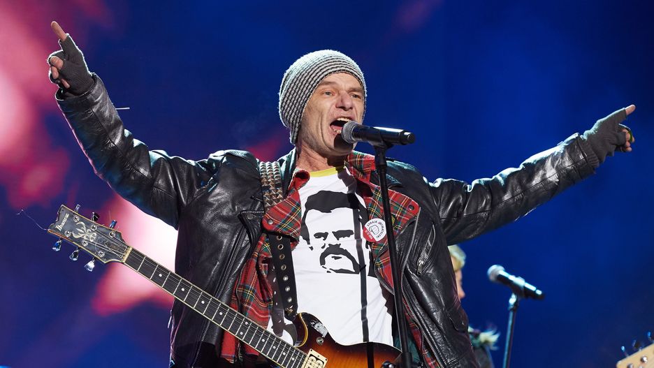 Lider i współzałożyciel zespołu punkrockowego Kryzys - Robert Brylewski 