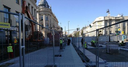 Plac Litewski: Koniec z obejściami. Piesi chodzą po nowej nawierzchni deptaka