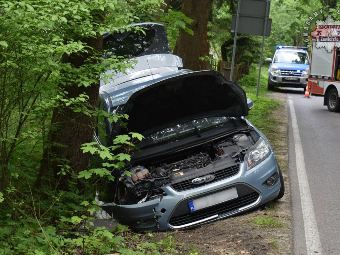 Pilica: Miała ponad 4 promile i wsiadła za kółko. Na łuku auto wypadło z drogi i rozbiło się na drzewach