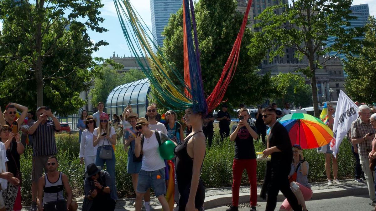 Zachwycała na Paradzie Równości. Oto najciekawsza fryzura pochodu