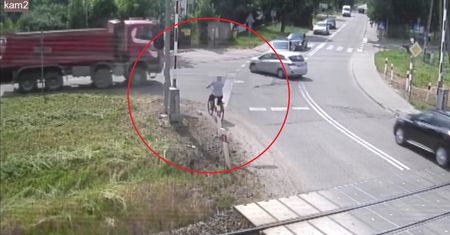 Prowadząc rower wszedł wprost pod koła ciężarówki. Przerażające nagranie