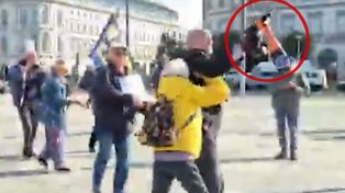 Macierewicz o incydencie na miesięcznicy. "Nie chodzę z żadnymi pistoletami"