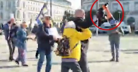 Macierewicz o incydencie na miesięcznicy. "Nie chodzę z żadnymi pistoletami"
