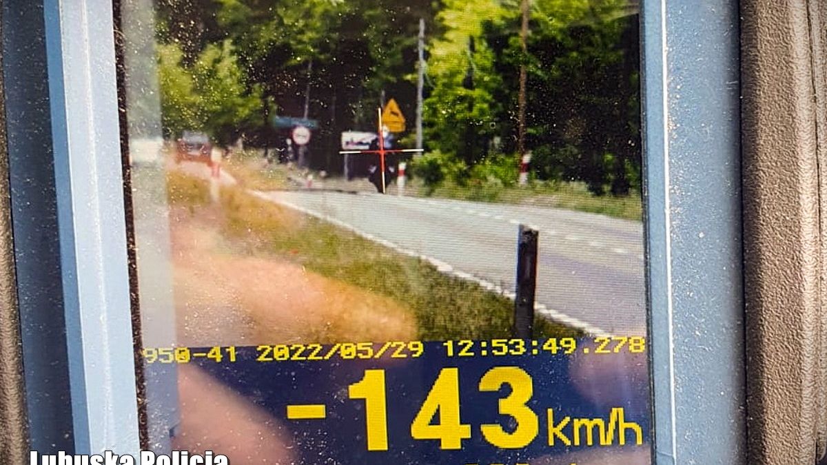 Motocyklista zuchwale na oczach policji poszedł jak błyskawica. Teraz będzie miał czas to przemyśleć