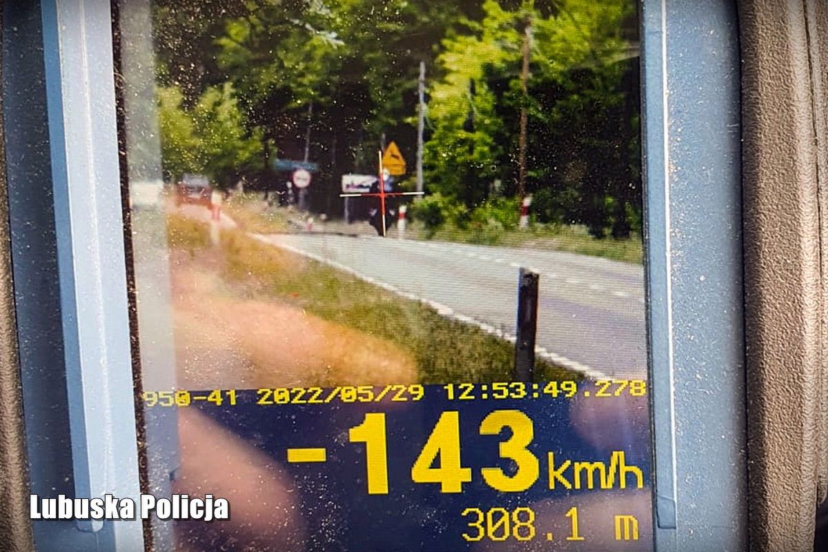 Motocyklista zuchwale na oczach policji poszedł jak błyskawica. Teraz będzie miał czas to przemyśleć