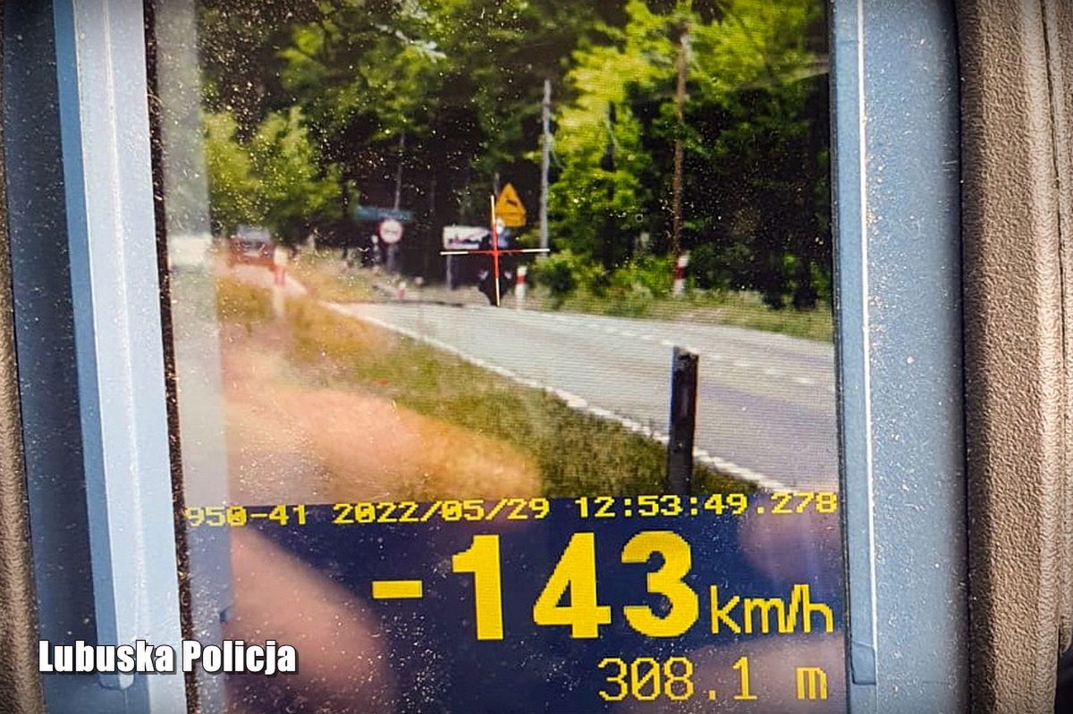 Motocyklista zuchwale na oczach policji poszedł jak błyskawica. Teraz będzie miał czas to przemyśleć