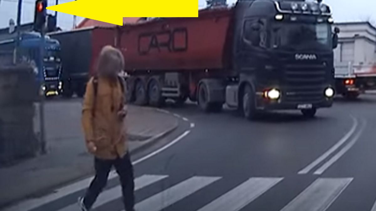 Pieszy zignorował czerwone światło