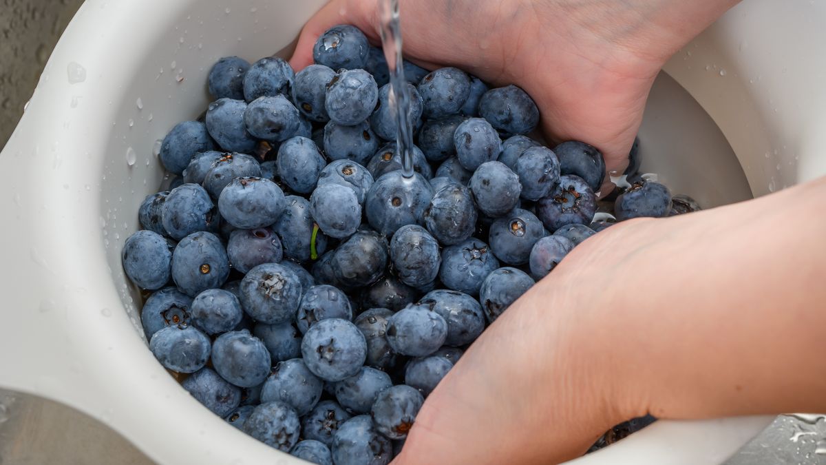 Mycie owoców pod bieżącą wodą