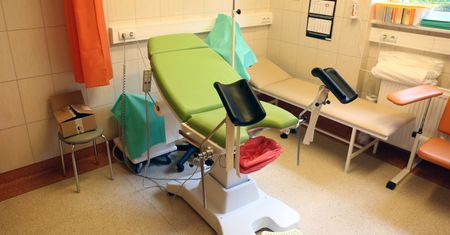 Kobietom już odmawia się terminacji ciąży. "Dzwonią i szukają lekarzy, wsparcia"