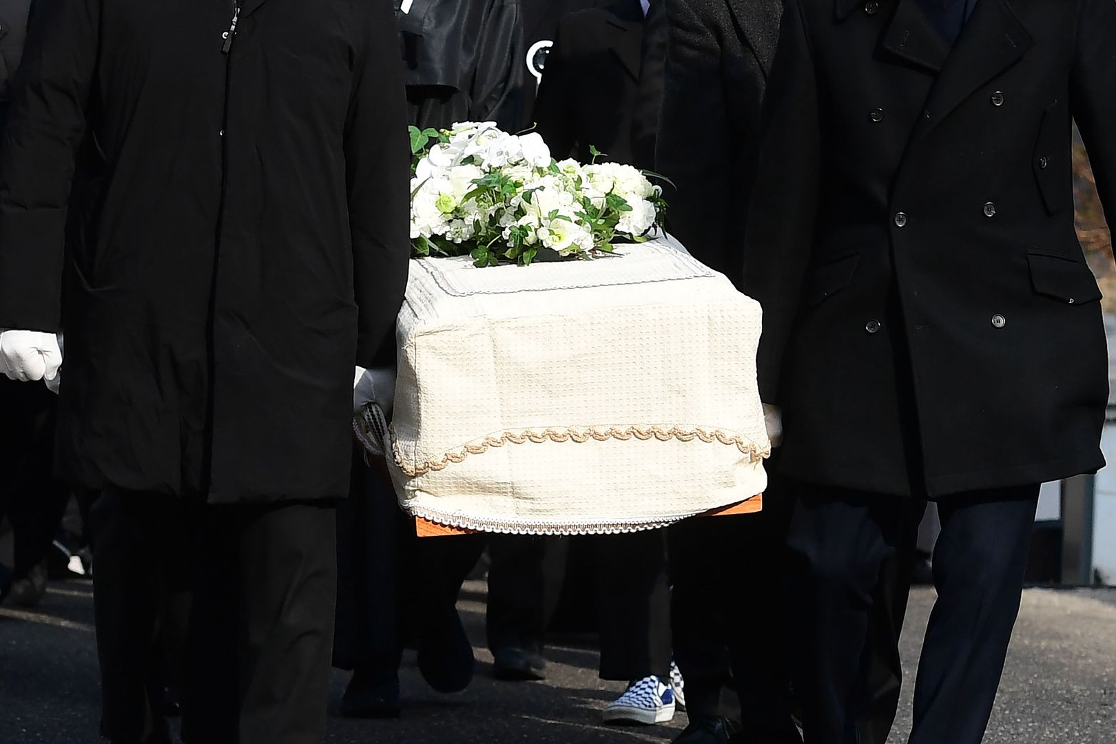 SEOUL, SOUTH KOREA - DECEMBER 29: (SOUTH KOREA OUT)  People carry the coffin containing the body of actor Lee Sun-kyun during the funeral at the hospital on December 29, 2023 in Seoul, South Korea. South Korean actor Lee Sun-kyun, best known for his role in the Oscar-winning film Parasite, has been found dead in an apparent suicide in central Seoul. (Photo by Korea Pool/Getty Images)