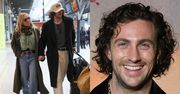 Aaron Taylor-Johnson ze STARSZĄ O 23 LATA żoną zadaje szyku na paryskim dworcu. Para jak z żurnala? (ZDJĘCIA)