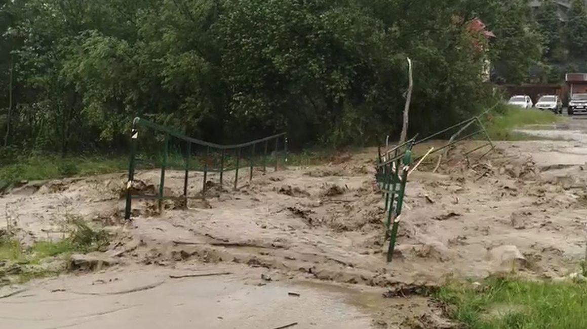 W Tenczynie rzeka wyrwała most