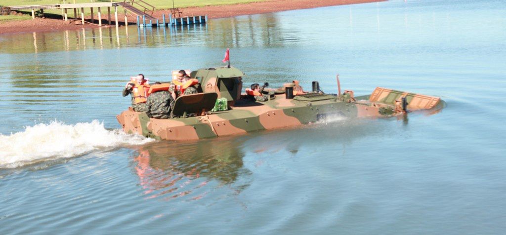 Guarani demonstrujący zdolność forsowania przeszkód wodnych