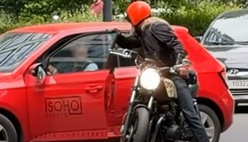 Skandaliczne sceny. Motocyklista otworzył drzwi auta. I się zaczęło