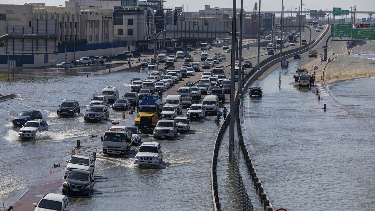Ulewne deszcze w Dubaju
Vehicles drive through standing floodwater caused by heavy rain in Dubai, United Arab Emirates, Thursday, April 18, 2024. The United Arab Emirates attempted to dry out Thursday from the heaviest rain the desert nation has ever recorded, a deluge that flooded out Dubai International Airport and disrupted flights through the world's busiest airfield for international travel. (AP Photo/Christopher Pike)
Christopher Pike