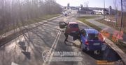 Agresywny kierowca zatrzymał ruch i wybił szybę prętem. Wszystko nagrała kamera