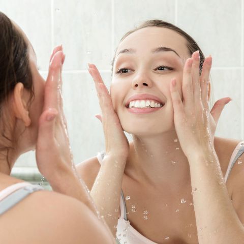 Mycie twarzy wodą gazowaną to sposób na nieskazitelną cerę?