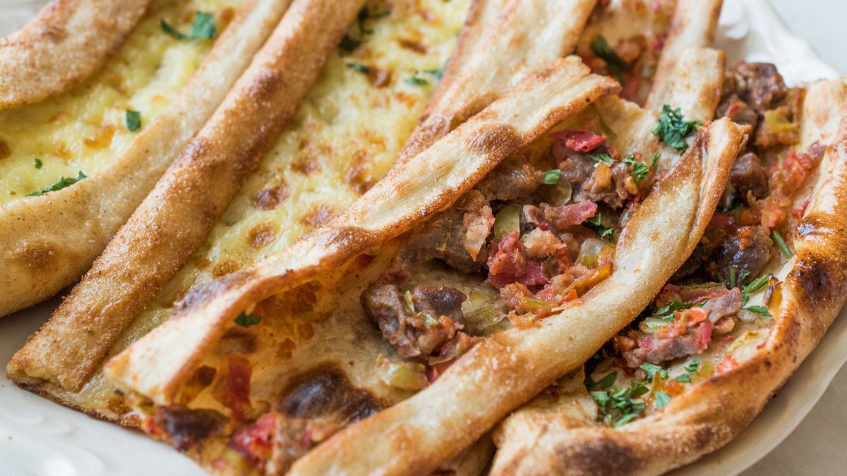 Turecka pide przypomina pizzę, ale w kształcie łodzi