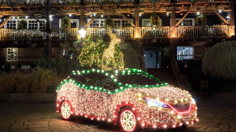 Niektórzy decydują się na ozdobienie samochodu na czas świąt. W niektórych przypadkach policja może jednak ukarać kierowcę mandatem