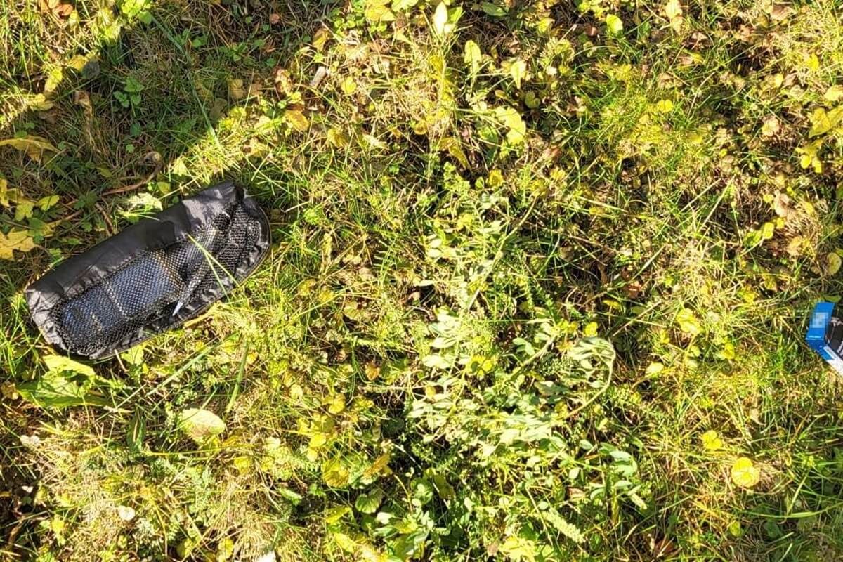 Narkotyki w kosmetyczce wyrzucone przez balkon mieszkania